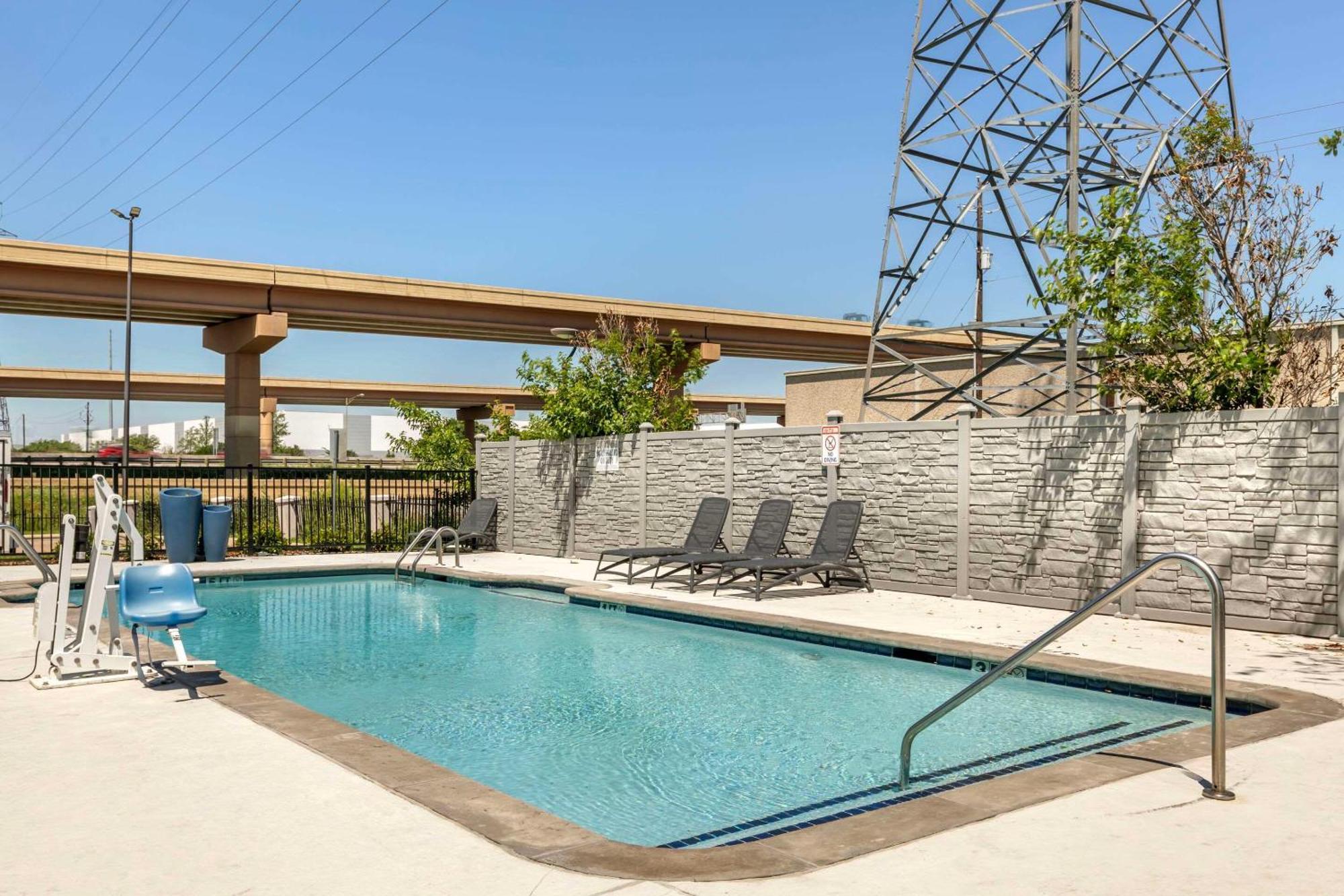 Comfort Inn Dallas North Love Field Airport Экстерьер фото